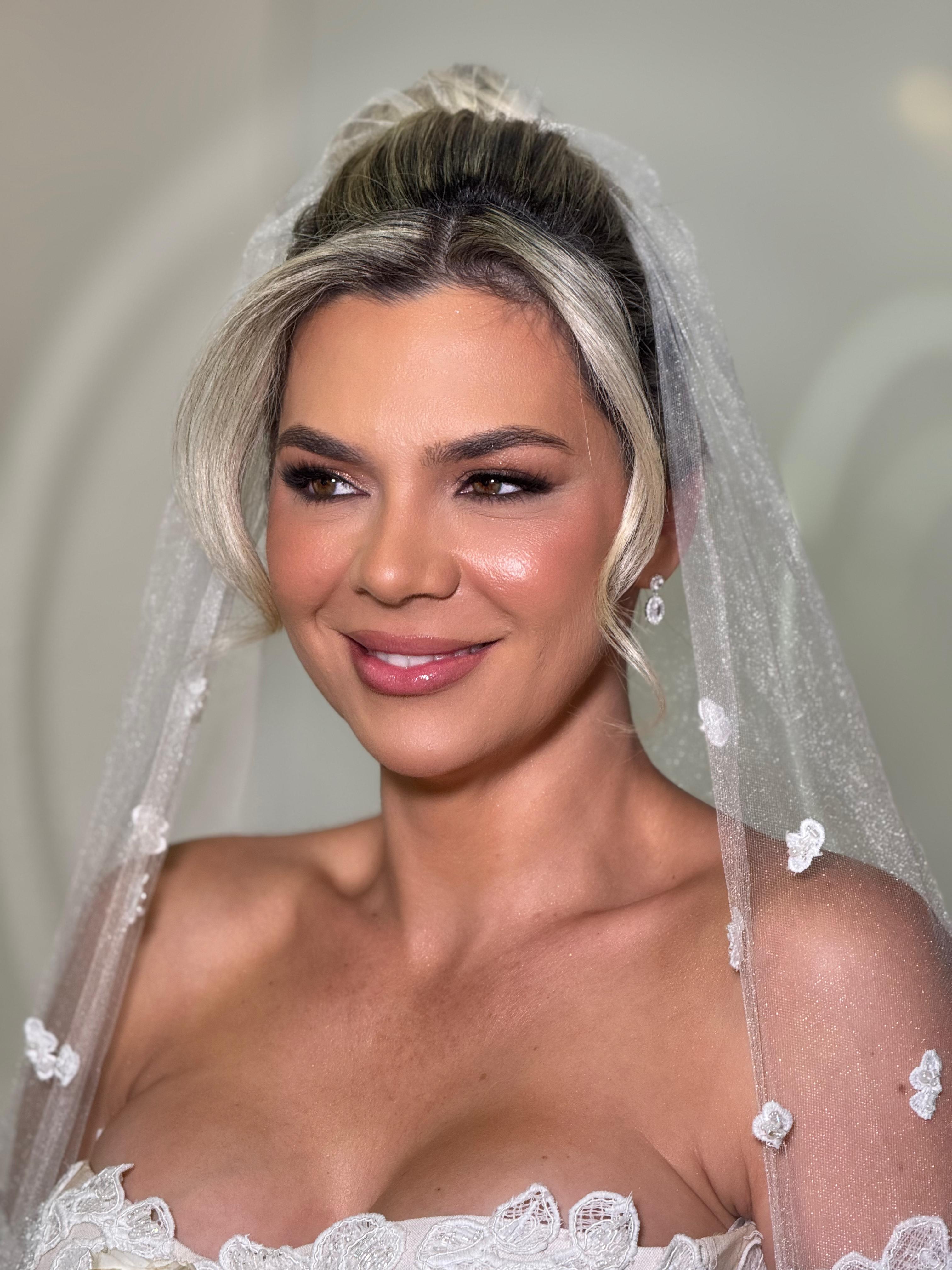 Noiva loira com mechas e véu