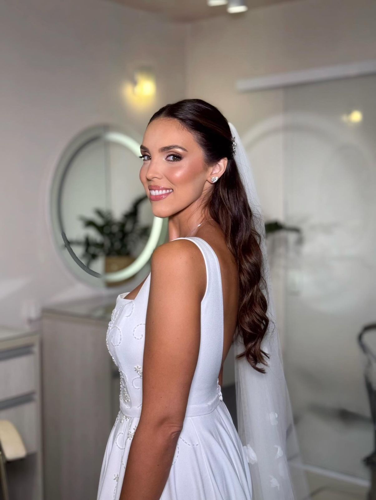 Noiva morena segurando buquê