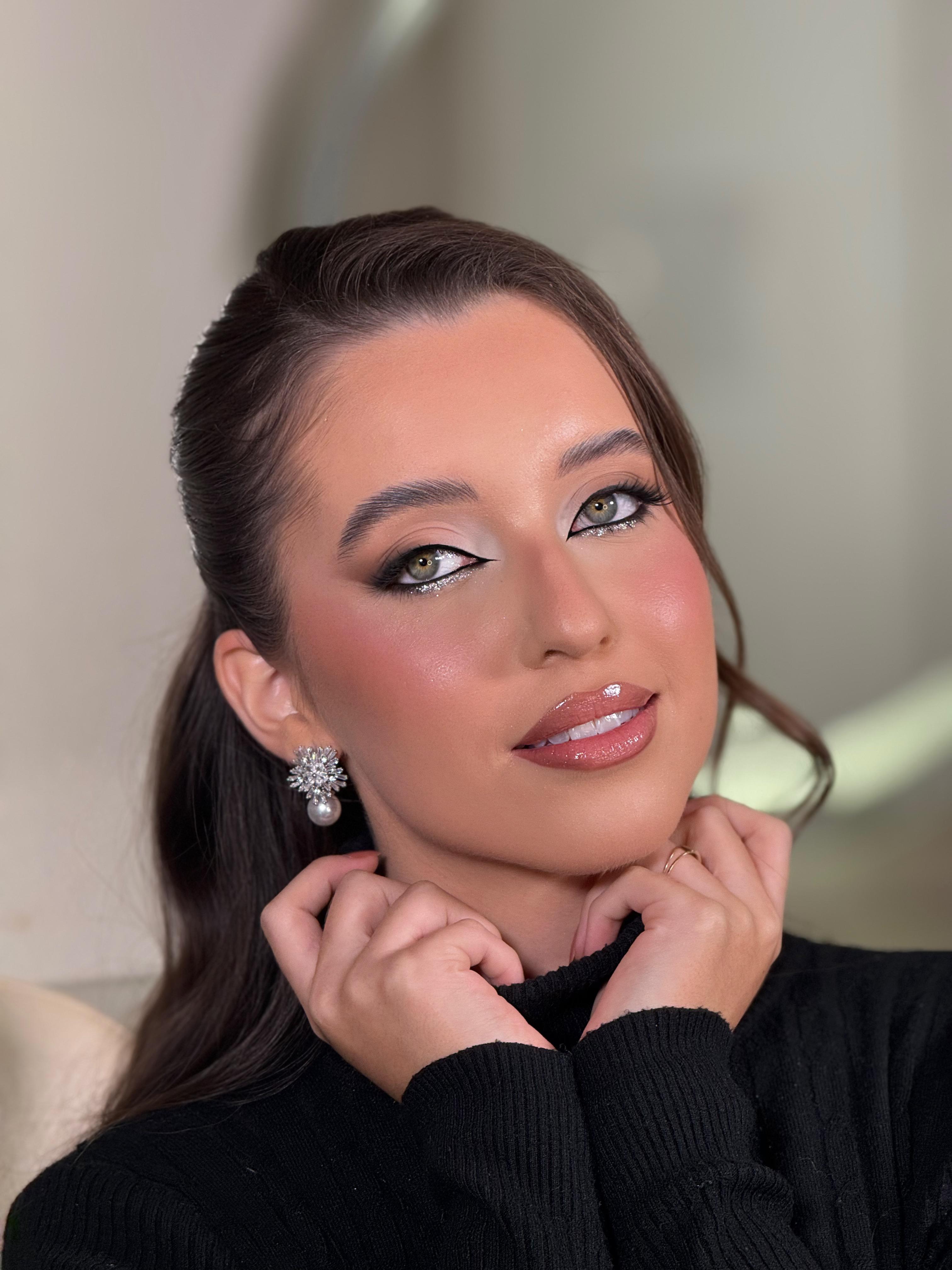 Noiva loira, coque elegante e véu
